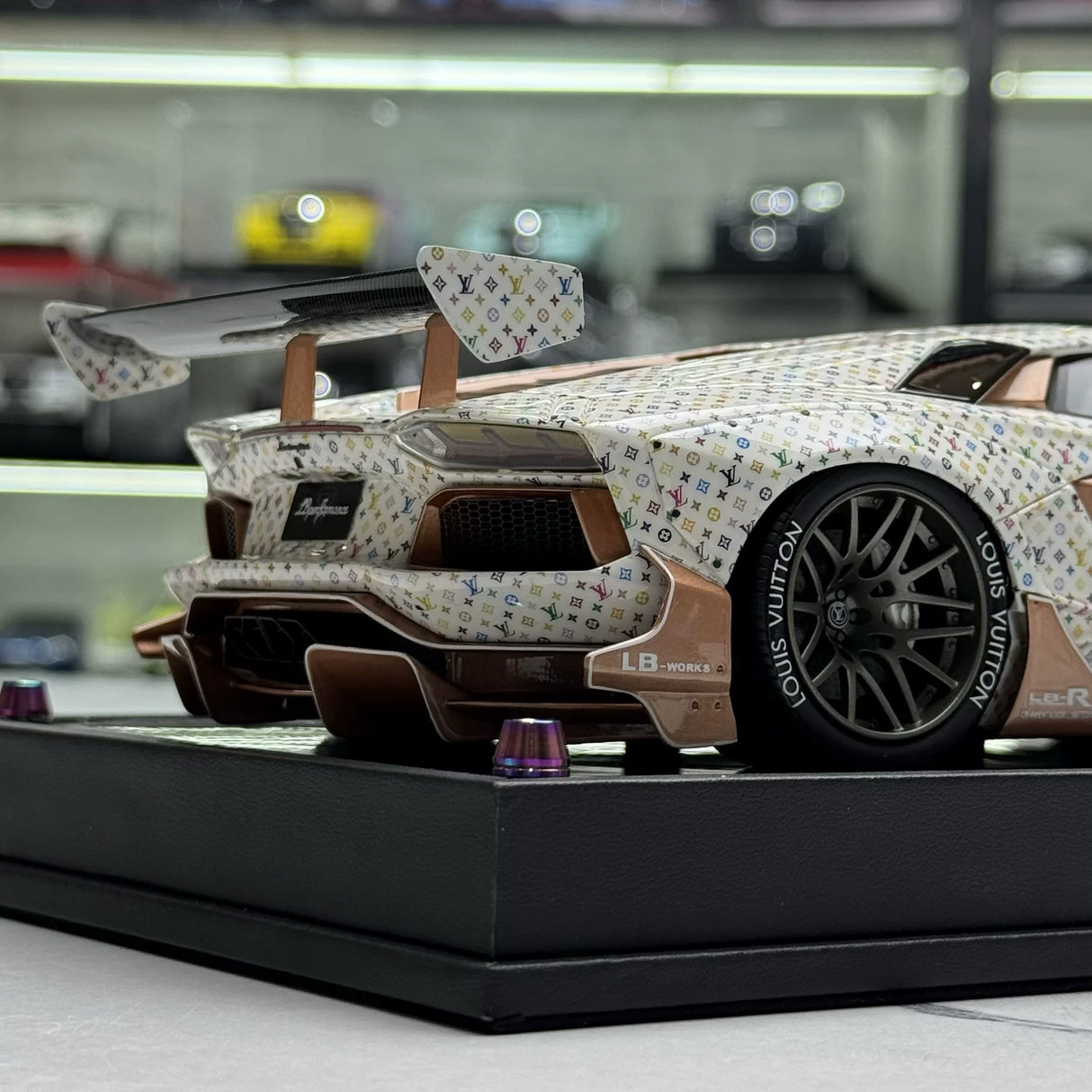 LBWK Lamborghini 2011 Aventador LB-Works Iridescent LV Livery 1:18 – Resina de Modelo de Resina de Coleção