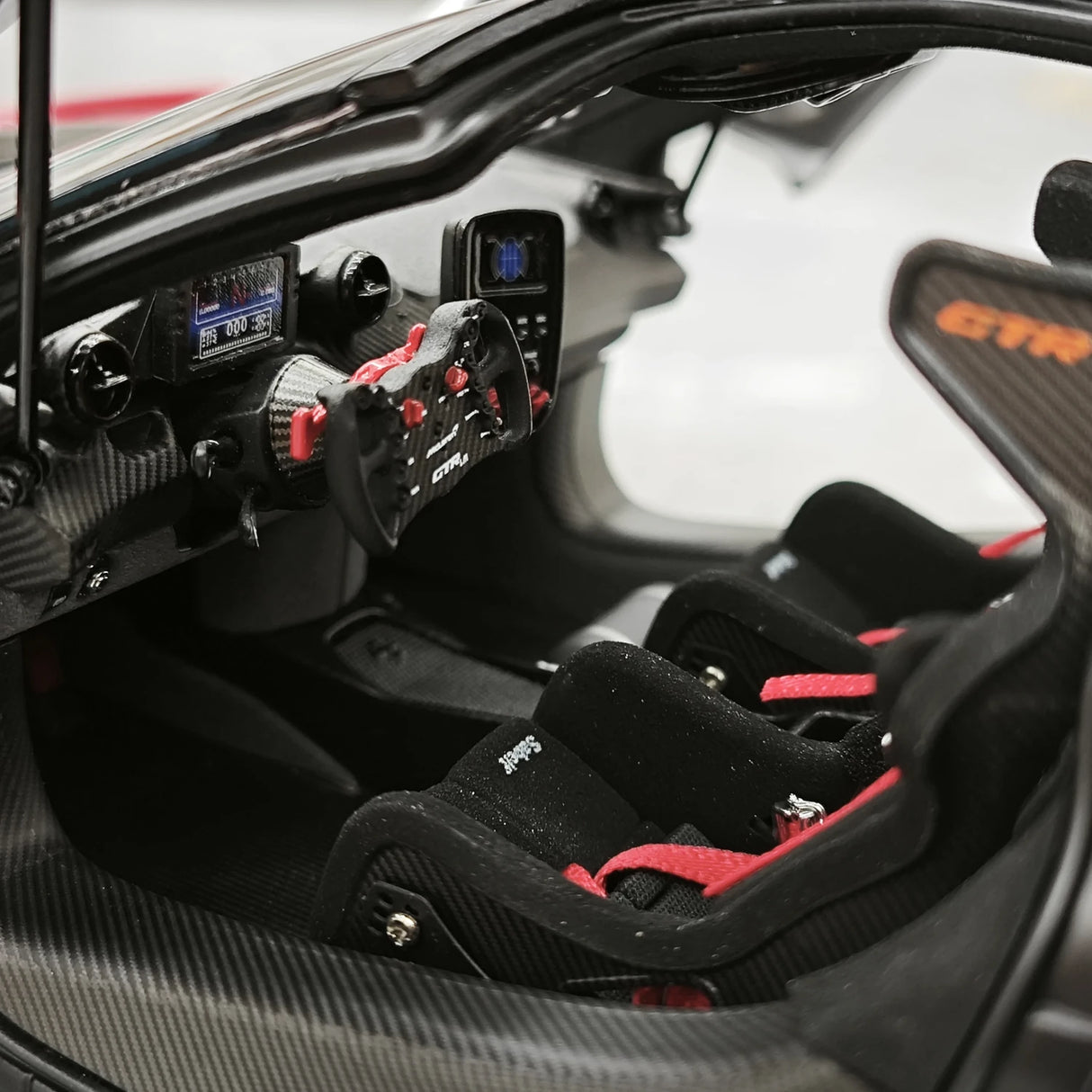 LCD McLaren 2019 Senna GTR Red and White 1:18 – Modello da collezione pressofuso