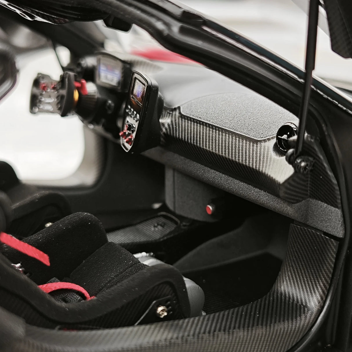 LCD McLaren 2019 Senna GTR Red and White 1:18 – Modello da collezione pressofuso