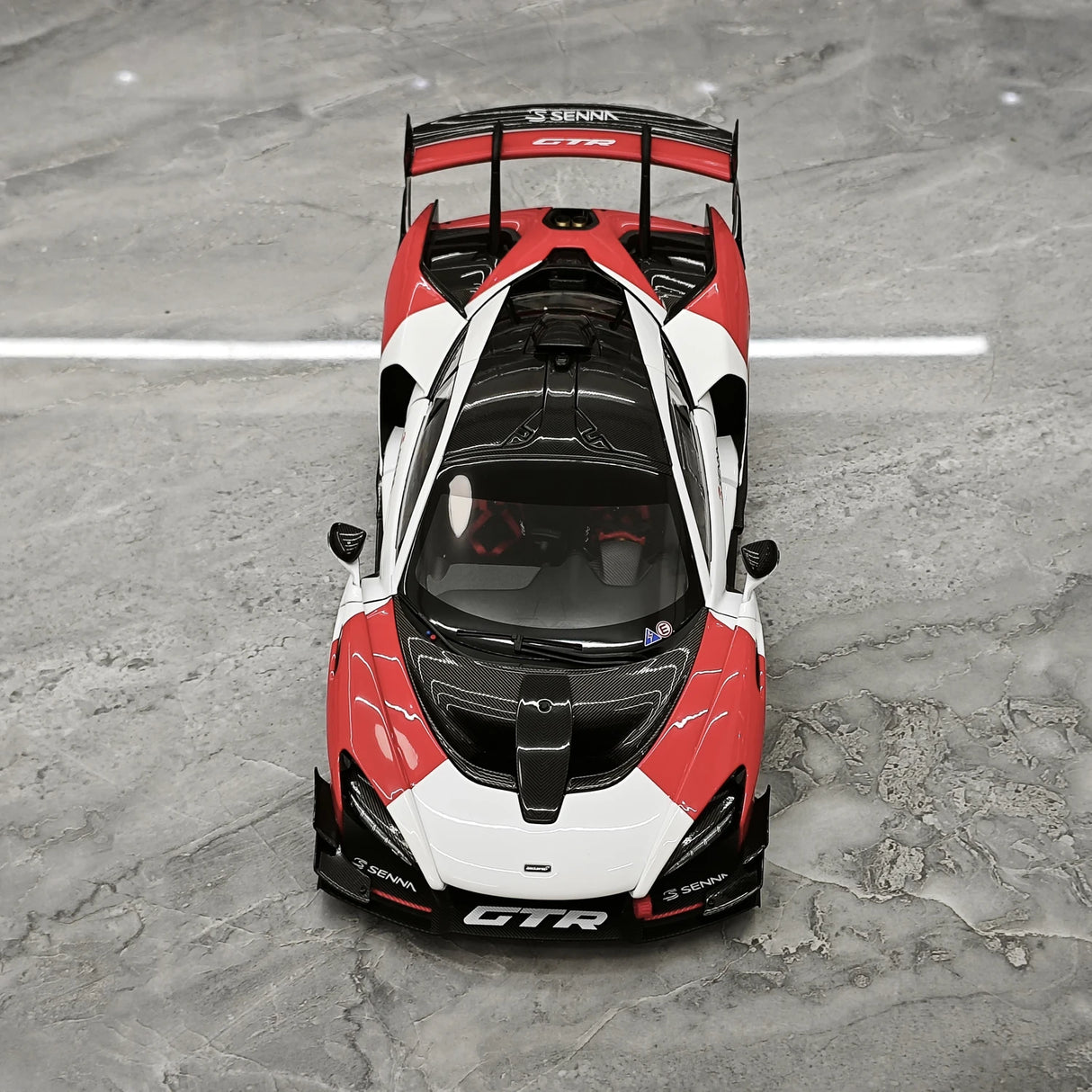LCD McLaren 2019 Senna GTR レッド・ホワイト 1:18 – コレクション