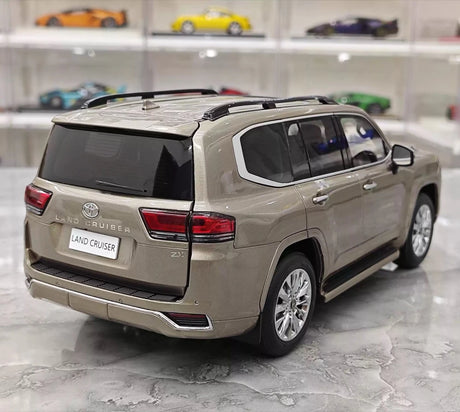 [LCD] 1:18 Toyota 2022 Land Cruiser LC300 guld modellbil Die-Cast