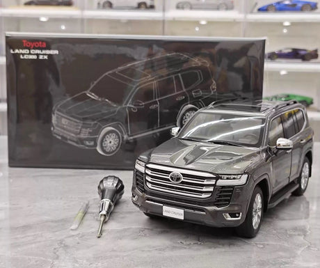 [LCD] 1:18 Toyota 2022 Land Cruiser LC300 grå modellbil Die-Cast