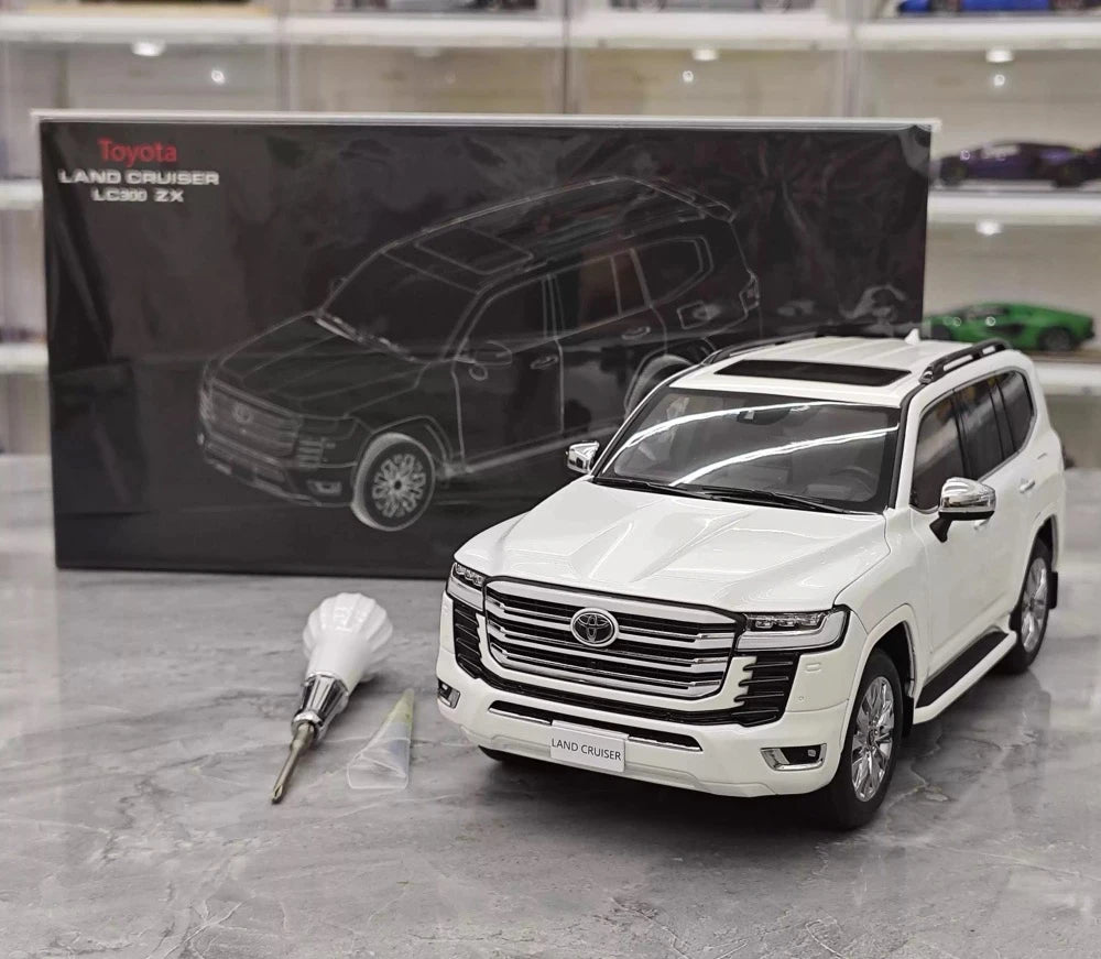 [LCD] 1:18 Toyota 2022 Land Cruiser LC300 White Model Car Die-Cast