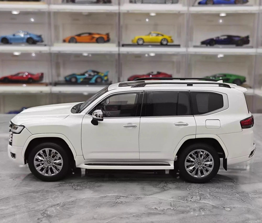 [LCD] 1:18 Toyota 2022 Land Cruiser LC300 White Model Car Die-Cast