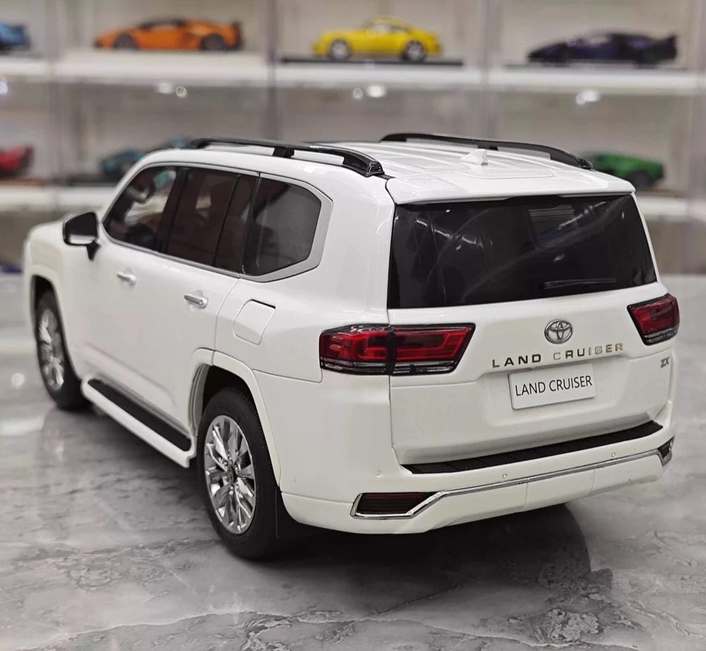 [LCD] 1:18 Toyota 2022 Land Cruiser LC300 White Model Car Die-Cast