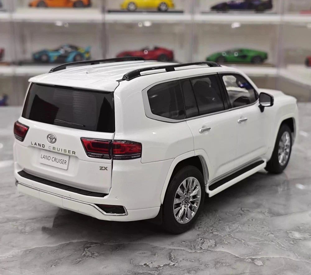 [LCD] 1:18 Toyota 2022 Land Cruiser LC300 White Model Car Die-Cast