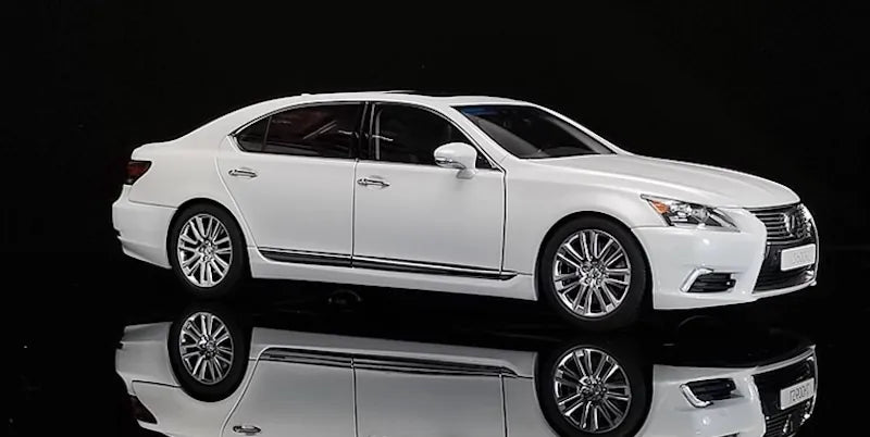 1:18 Lexus 2013 LS 600hL Die Cast Model Car