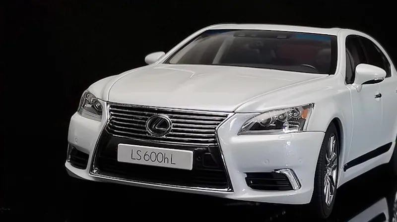 1:18 Lexus 2013 LS 600hL Die Cast Model Car