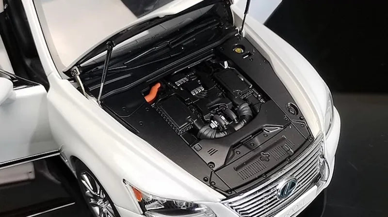 1:18 Lexus 2013 LS 600hL Die Cast Model Car