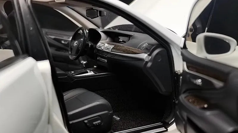 1:18 Lexus 2013 LS 600hL Die Cast Model Car