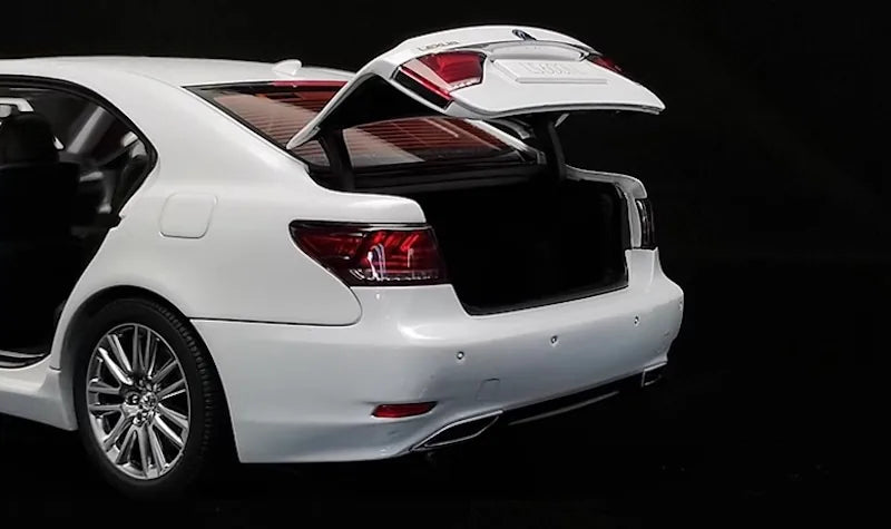 1:18 Lexus 2013 LS 600hL Die Cast Model Car