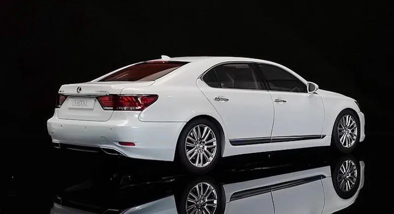 1:18 Lexus 2013 LS 600hL Die Cast Model Car