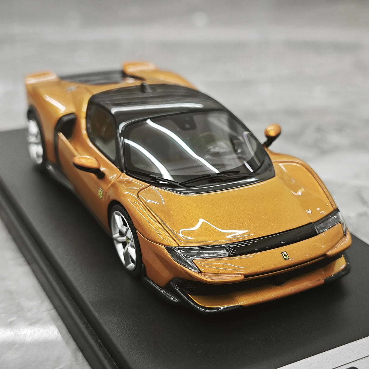 Wyglądaj mądrze Ferrari 2025 849 Testarossa Coupe Arancio Amber 1:43 – kolekcjonerski model żywicy z żywicy