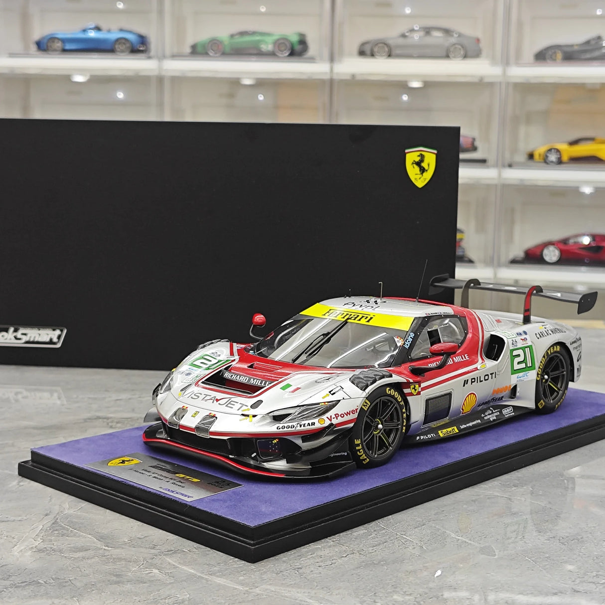 Ferrari 2025 296 LMGT3 Vista AF Corse #21 modello 1:18 collezionabile in resina di Look Smart - vista 15