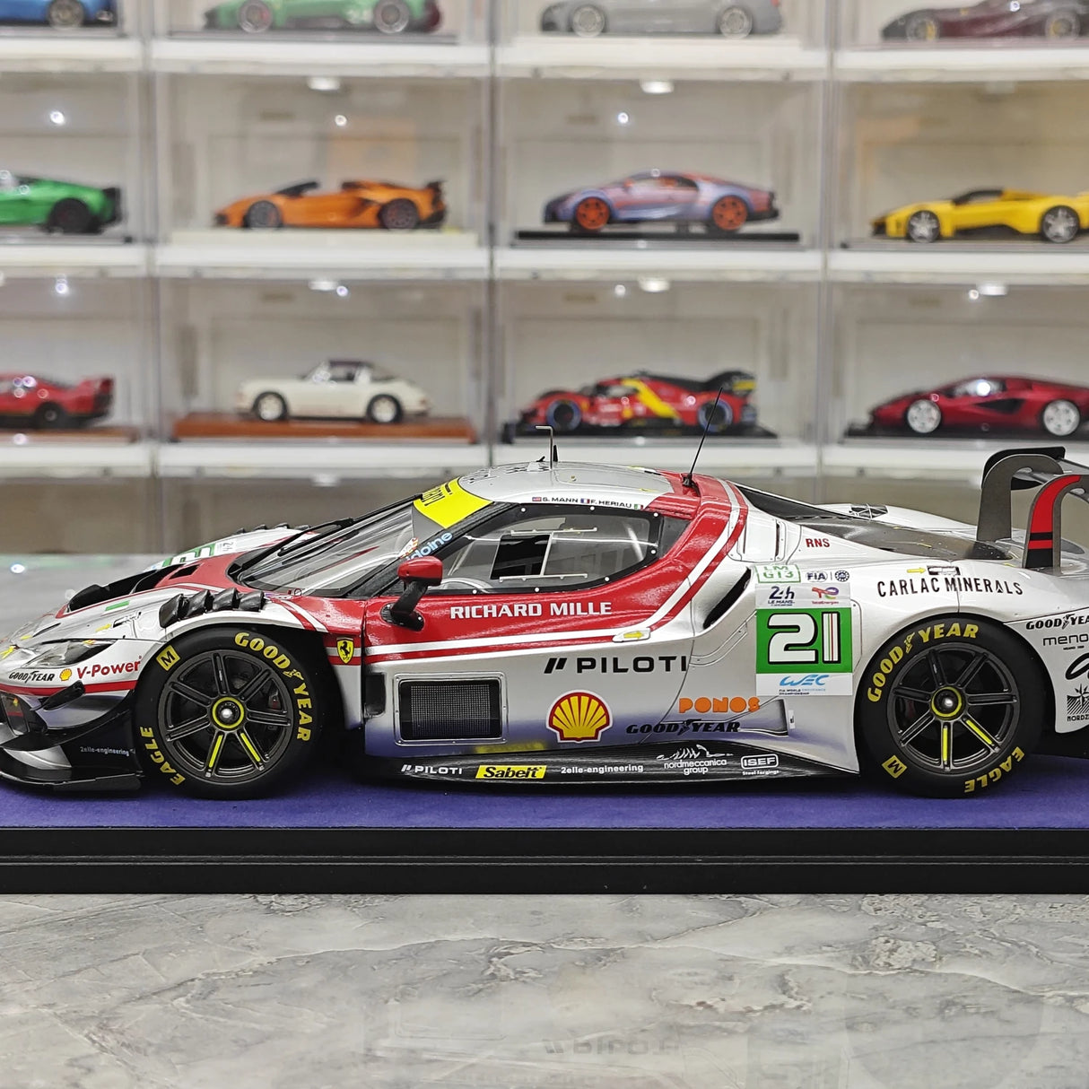 Ferrari 2025 296 LMGT3 Vista AF Corse #21 modello collezionabile in resina 1:18 di Look Smart - visualizza 5