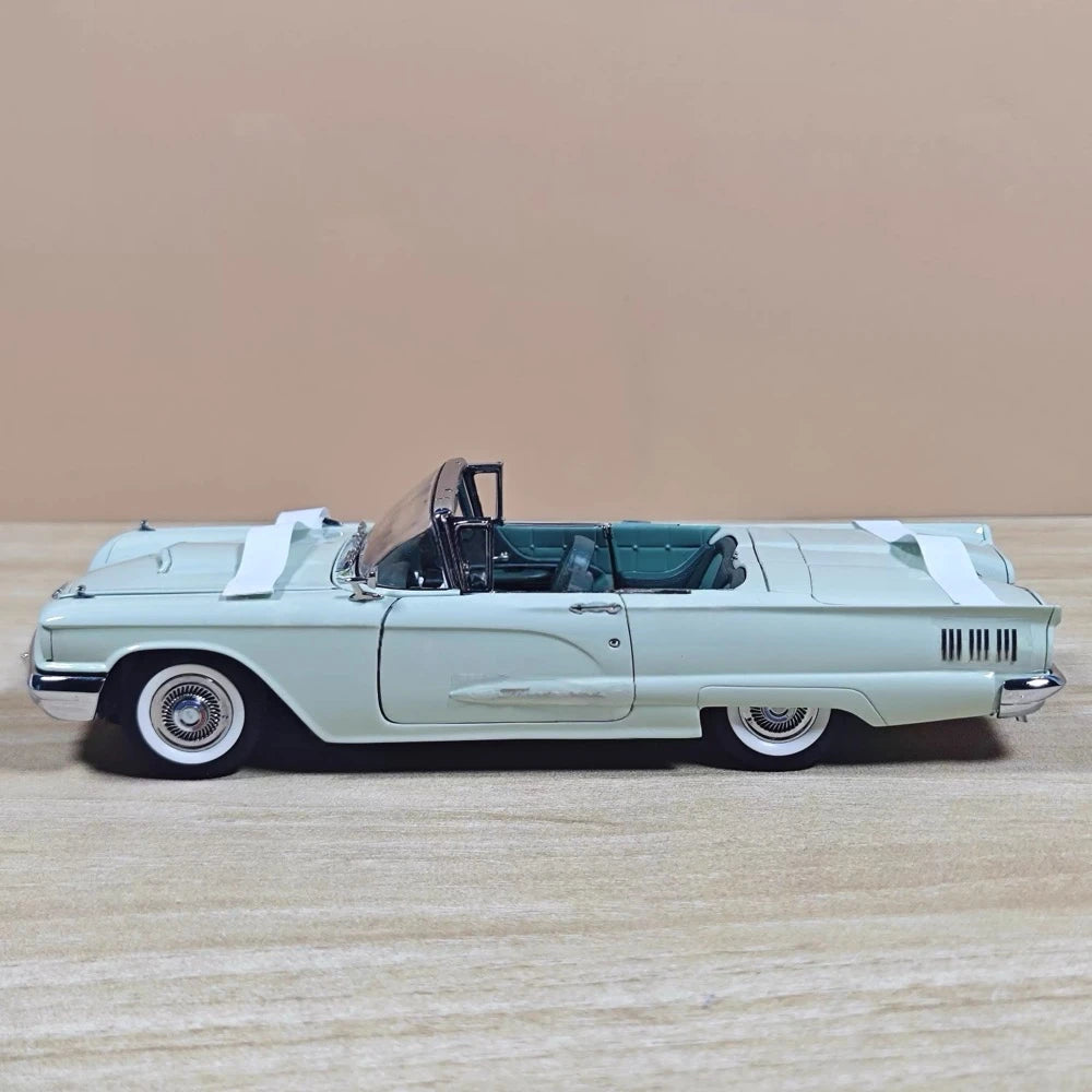 [MBI] 1:24 Ford 1960 Thunderbird Blue Model Car Die-Cast