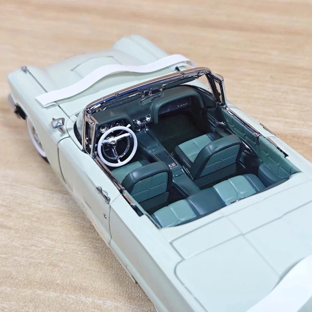 [MBI] 1:24 Ford 1960 Thunderbird Blue Model Car Die-Cast