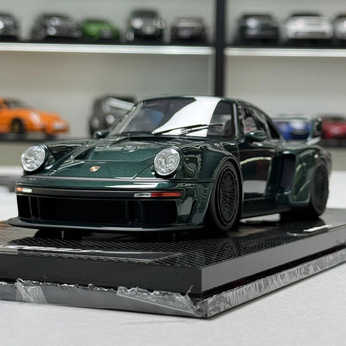 MCM Porsche 2023 911 Singer DLS Turbo Dark Green High Wing 1:18 – Resina de Modelo de Resina Colecionável