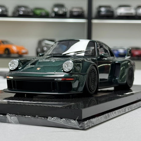 MCM Porsche 2023 911 Singer DLS Turbo Dark Green High Wing 1:18 – Resina de Modelo de Resina Colecionável