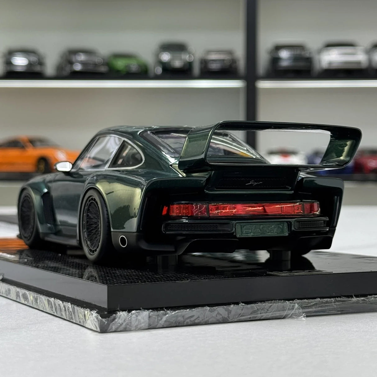 MCM Porsche 2023 911 Singer DLS Turbo Dark Green High Wing 1:18 – Resina de Modelo de Resina Colecionável