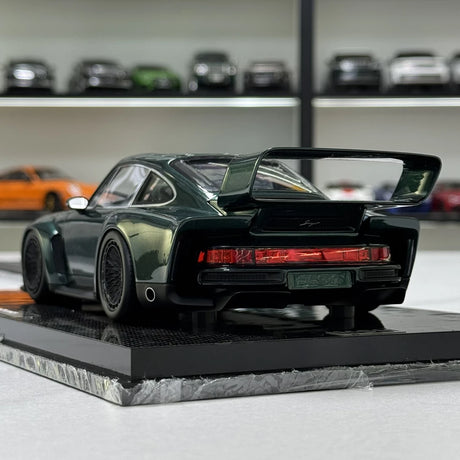 MCM Porsche 2023 911 Singer DLS Turbo Dark Green High Wing 1:18 – Resina de Modelo de Resina Colecionável