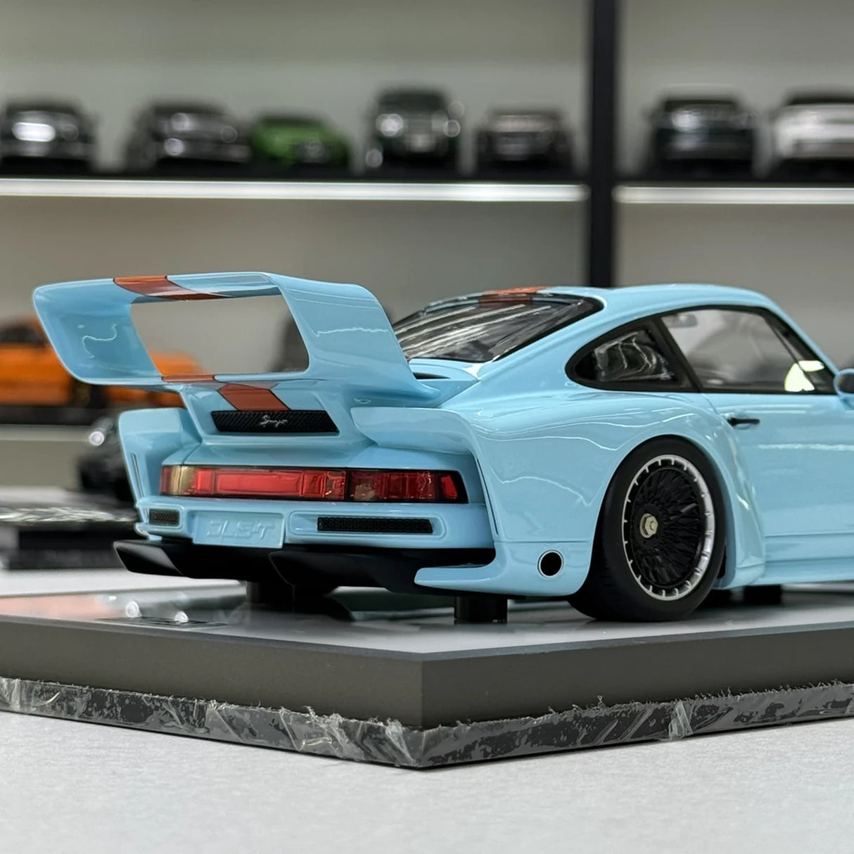 MCM Porsche 2023 911 Singer DLS Turbo Gulf Low Wing 1:18 – Verzamelbare resin modelresin