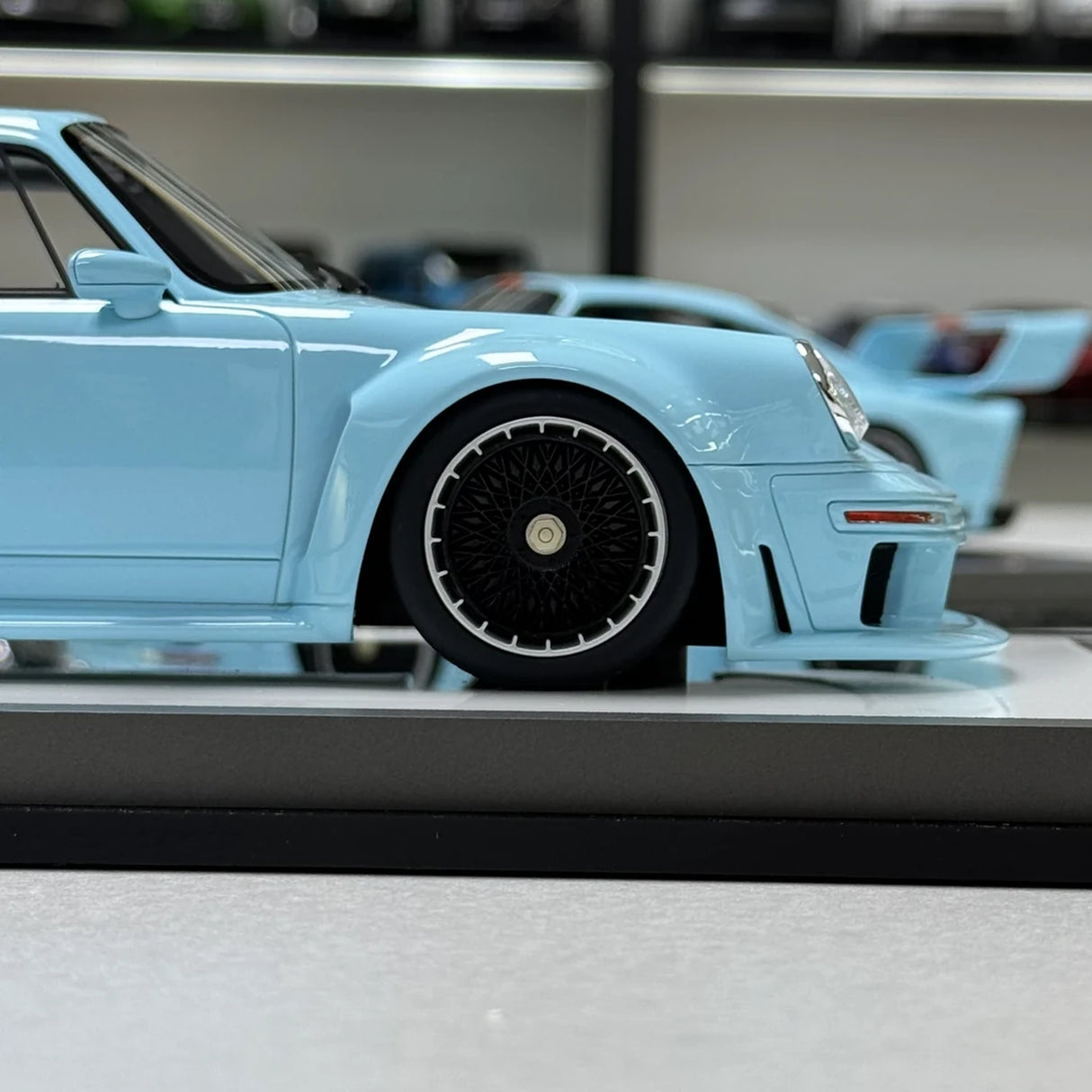 MCM Porsche 2023 911 Singer DLS Turbo Gulf Low Wing 1:18 – Verzamelbare resin modelresin