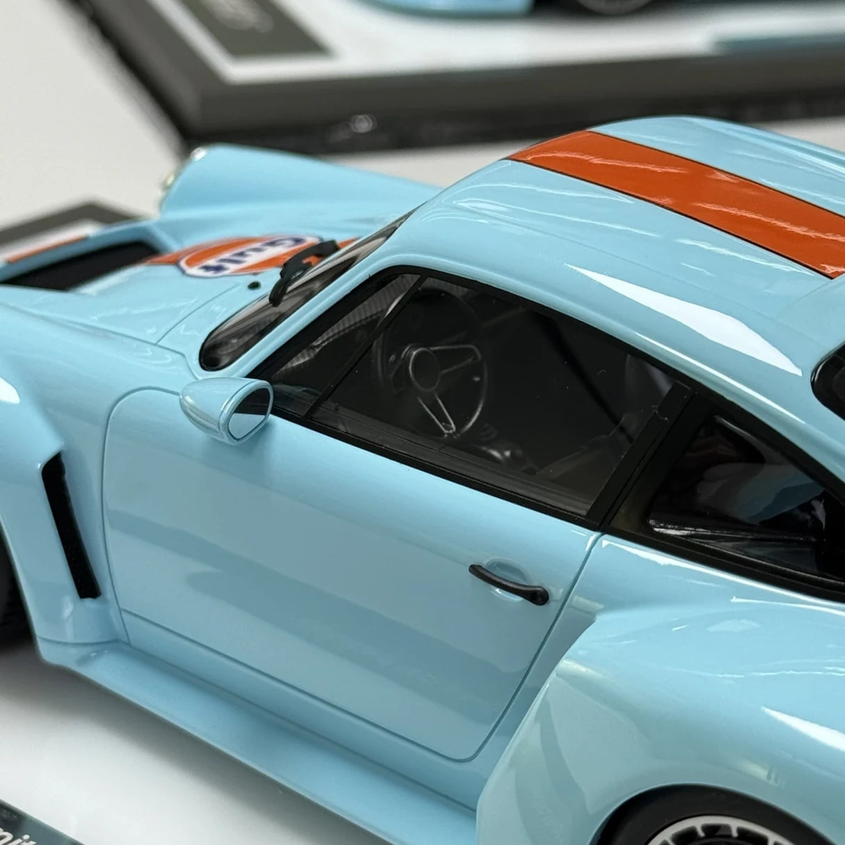 MCM Porsche 2023 911 Singer DLS Turbo Gulf Low Wing 1:18 – Verzamelbare resin modelresin