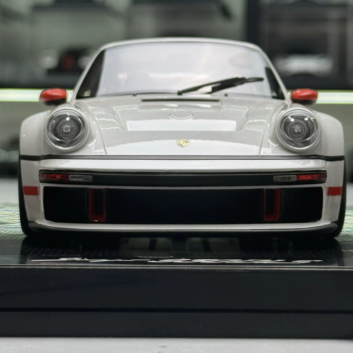MCM Porsche 2023 911 Singer DLS Turbo Pearl White 1:18 – Resina de Modelo de Resina de Coleção