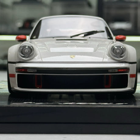 MCM Porsche 2023 911 Singer DLS Turbo Pearl White 1:18 – Resina de Modelo de Resina de Coleção