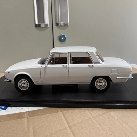[MITICA] 1:18 Alfa Romeo 1750 Berlina White Model Car Die-Cast