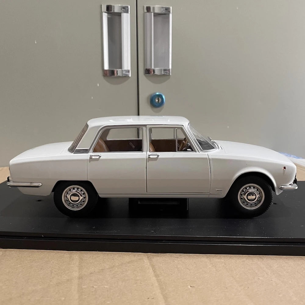 [MITICA] 1:18 Alfa Romeo 1750 Berlina White Model Car Die-Cast