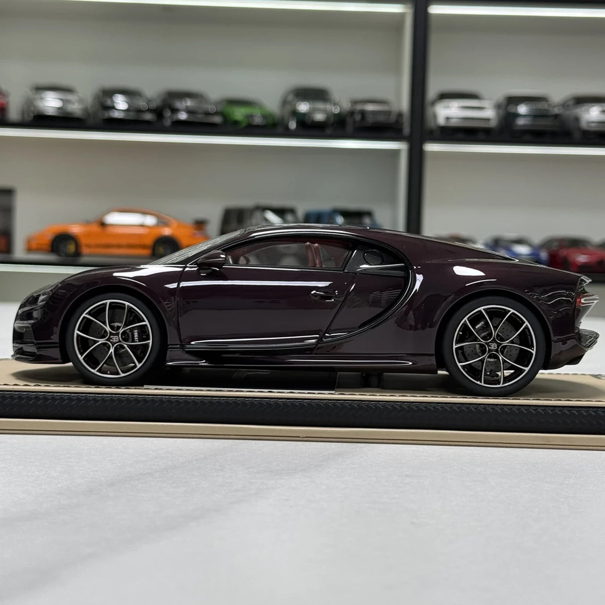 MR Kokoelma Bugatti 2016 Chiron Purple 1:18 – keräilyhartsimallihartsi (MR Collection)