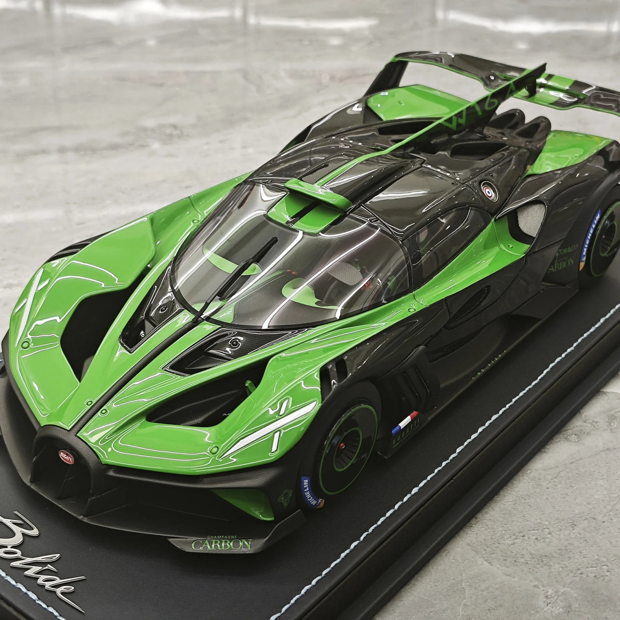 MR Collection Bugatti 2021 Bolide Green 1:18 – samlarobjekt resinmodellresin