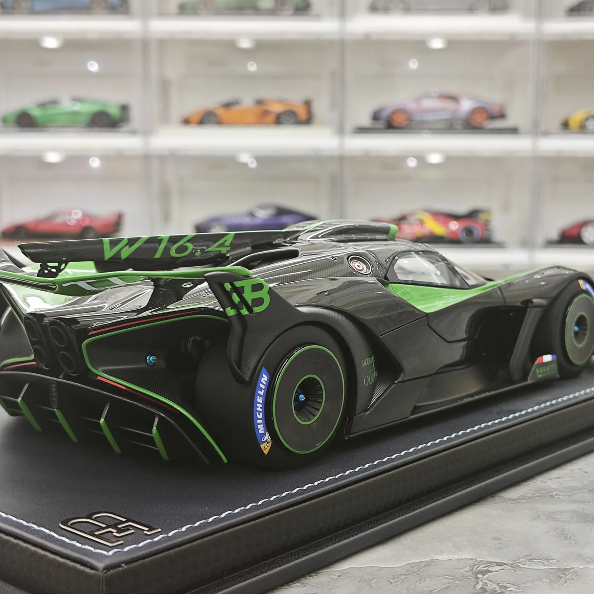 MR Collection Bugatti 2021 Bolide Green 1:18 – samlarobjekt resinmodellresin