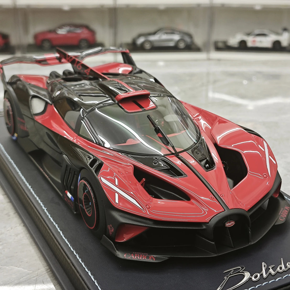 MR Kollektion Bugatti 2021 Bolide Red 1:18 – Samlarobjekt resinmodellresin (MR Collection)