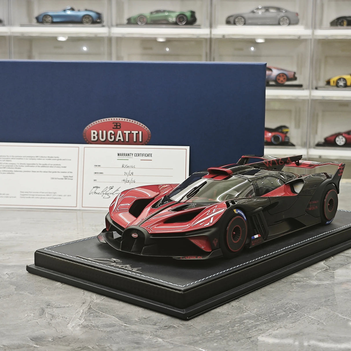 MR Kollektion Bugatti 2021 Bolide Red 1:18 – Samlarobjekt resinmodellresin (MR Collection)