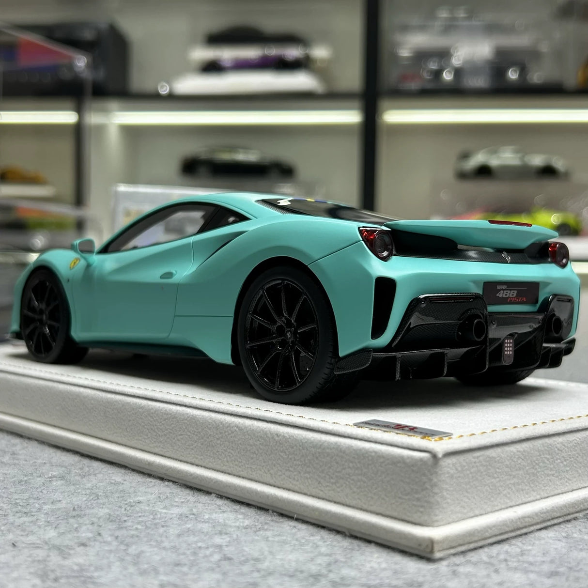 MR Colección Ferrari 2018 488 Pista Matte Tiffany Blue Racing Stripe 1:18 – Resina de Colección de Modelos de Resina (MR Collection)