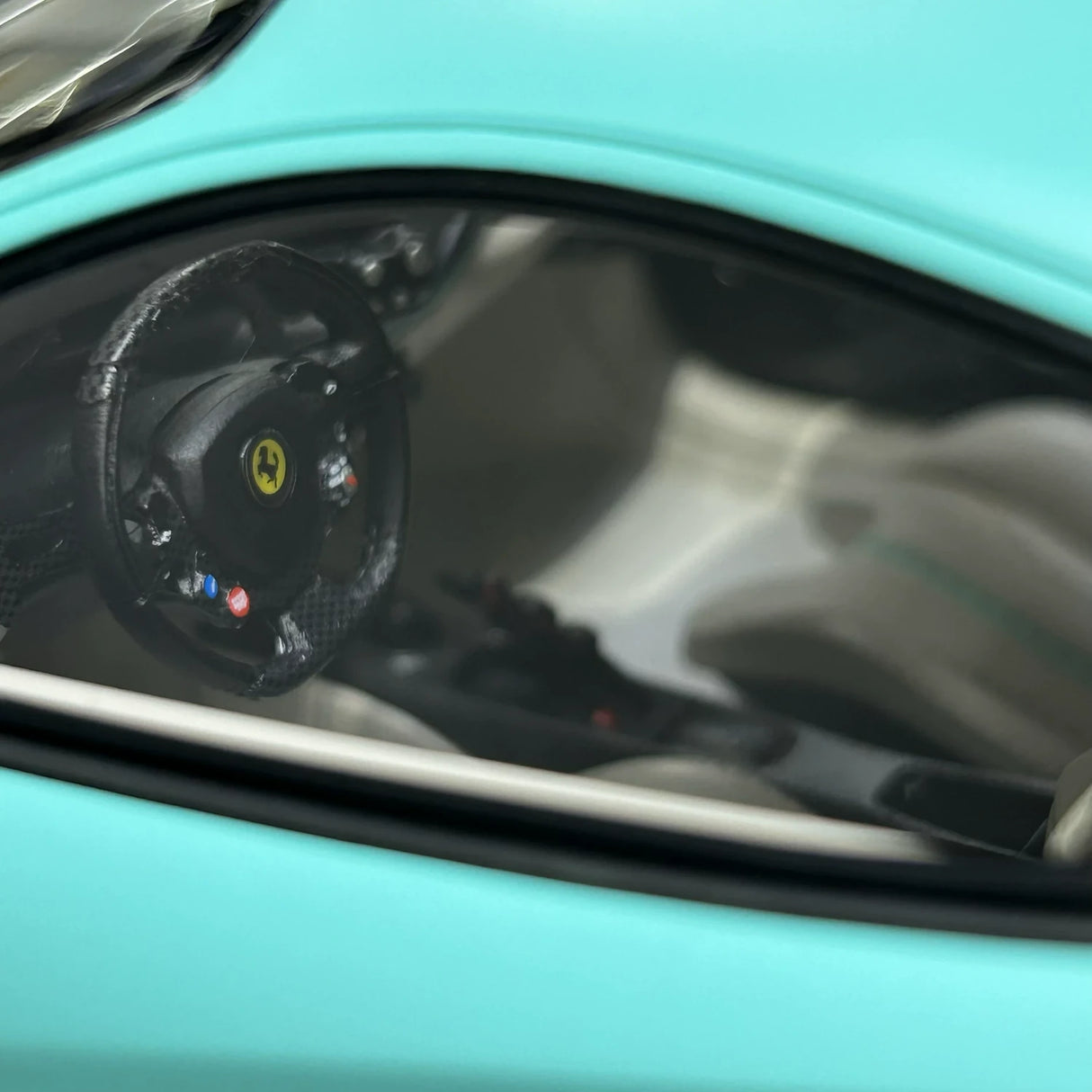 MR Colección Ferrari 2018 488 Pista Matte Tiffany Blue Racing Stripe 1:18 – Resina de Colección de Modelos de Resina (MR Collection)