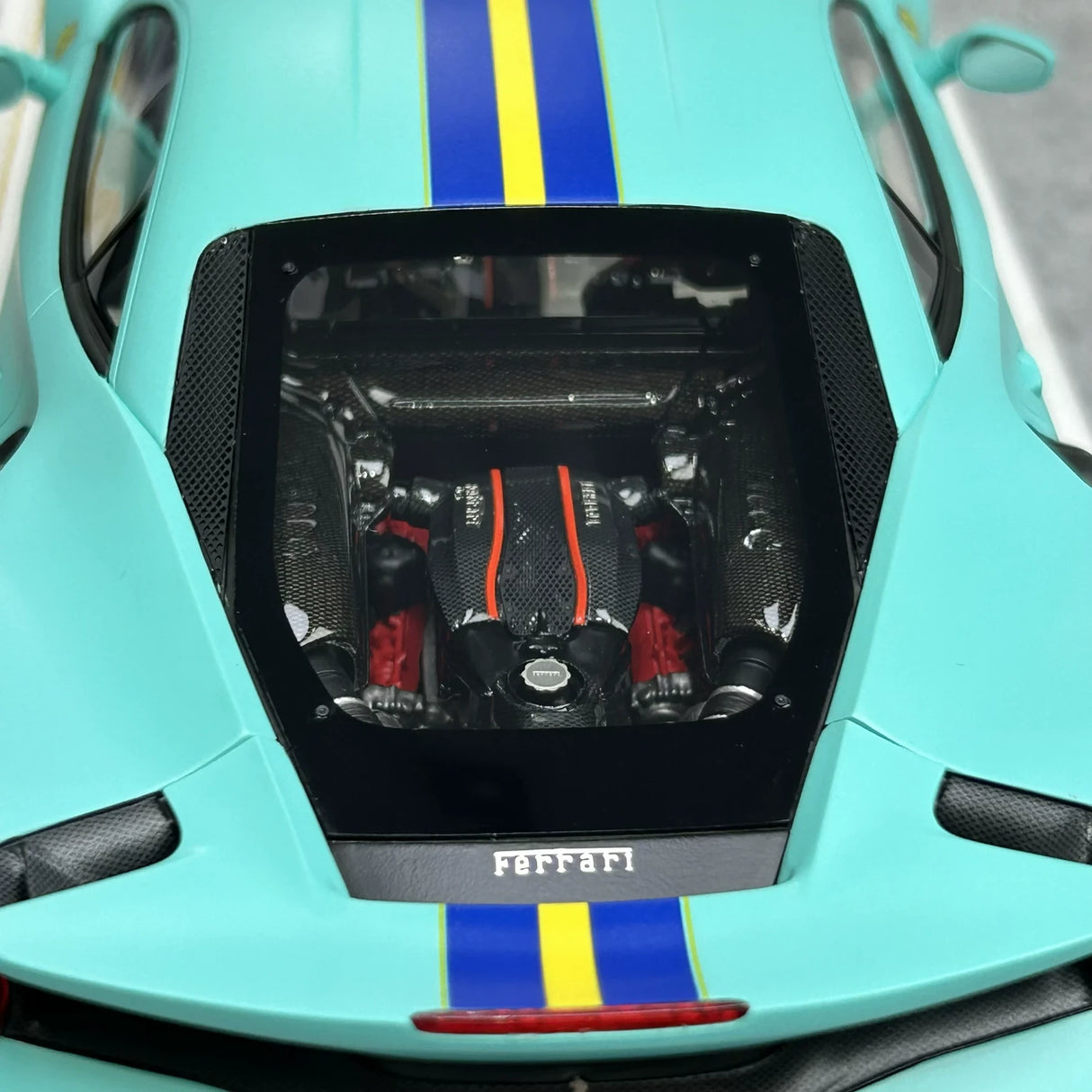 MR Colección Ferrari 2018 488 Pista Matte Tiffany Blue Racing Stripe 1:18 – Resina de Colección de Modelos de Resina (MR Collection)