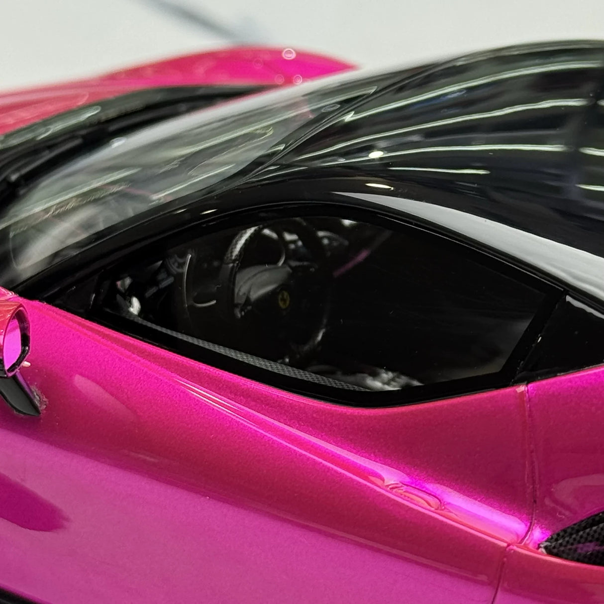 MR Collezione Ferrari 2019 SF90 Stradale Pink 1:18 – Resina modello in resina collezionabile (MR Collection)