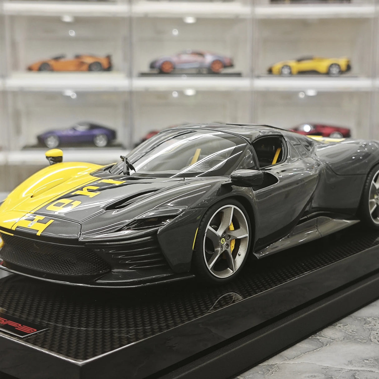 MR Collection Ferrari 2023 Daytona SP3 599+1 Giallo Modena Shiny Carbon 1:18 – Collectible resin Model resin