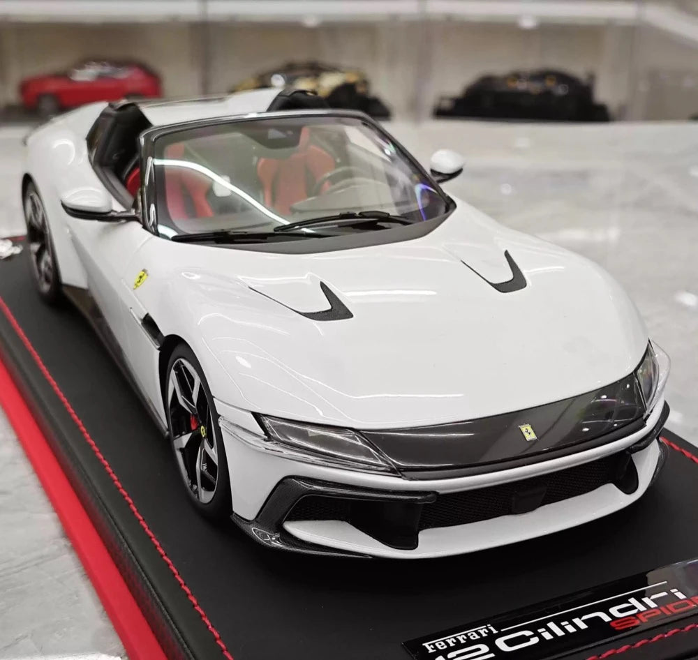 [MR Kollektion] 1:18 Ferrari 2024 12Cilindri Spider vit modellbil harts