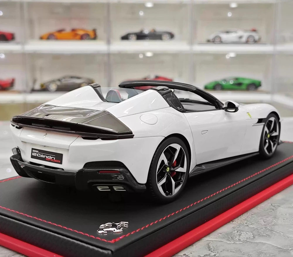 [MR Kollektion] 1:18 Ferrari 2024 12Cilindri Spider vit modellbil harts