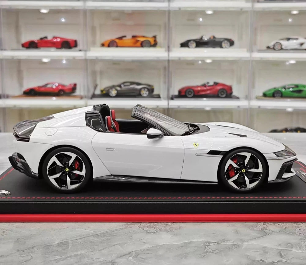 [MR Kollektion] 1:18 Ferrari 2024 12Cilindri Spider vit modellbil harts
