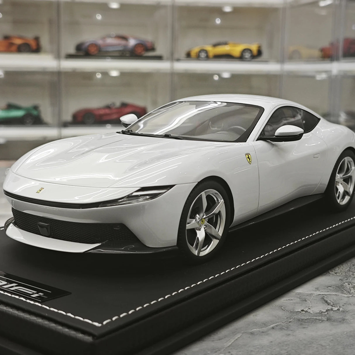 MR Collezione Ferrari 2025 Amalfi Coupe Bianco Artico 1:18 – Modello in resina collezionabile (MR Collection)
