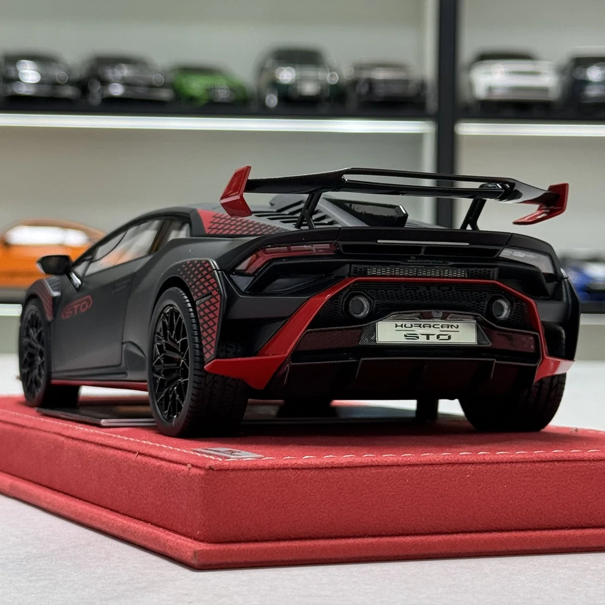 مجموعة MR Lamborghini 2021 هوراكان STO بلاك 1:18 – نموذج راتنج قابل للجمع (MR Collection)