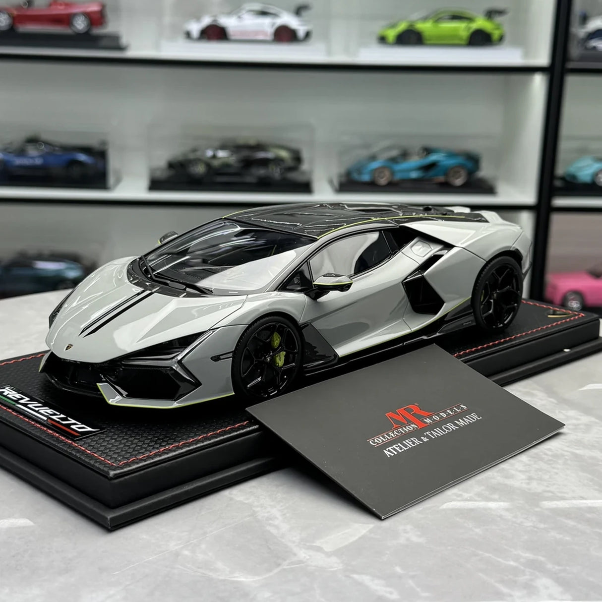 مجموعة MR Lamborghini 2024 Revuelto Gray 1:18 – راتنج نموذجي قابل للجمع (MR Collection)