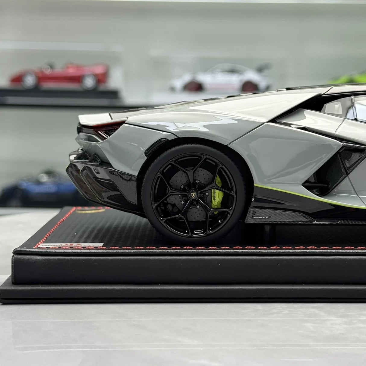 مجموعة MR Lamborghini 2024 Revuelto Gray 1:18 – راتنج نموذجي قابل للجمع (MR Collection)
