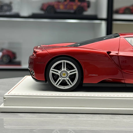 MW Model Ferrari 2002 Enzo Metal Red 1:18 – Resina da collezione in resina